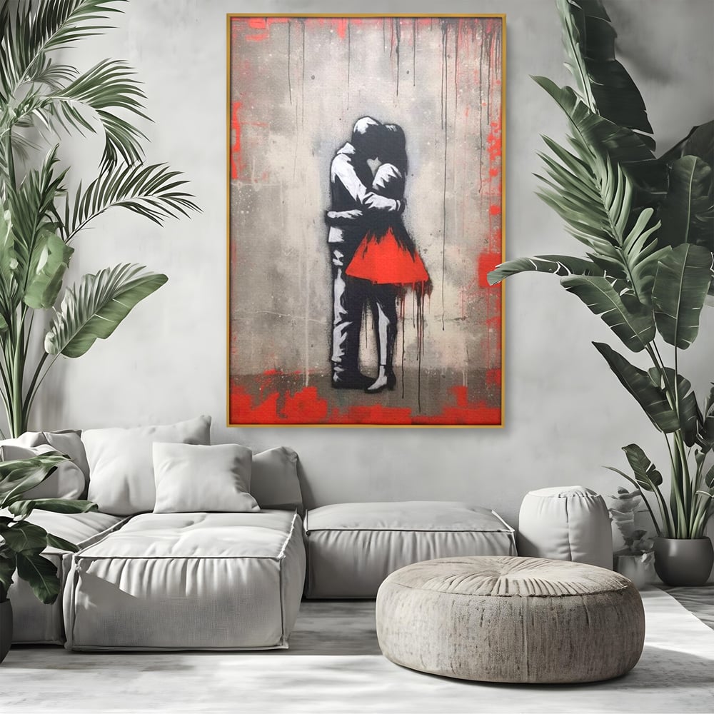 Tablou canvas cu tablou canvas cu doi indragostiti imbratisati, in rama de aluminiu auriu, pe perete intr-un living
